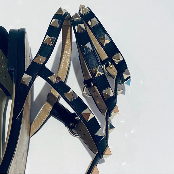 VALENTINO GARAVANI ROCKSTUD BLACK FLAT THONG SANDALS. - Picture 11 of 16